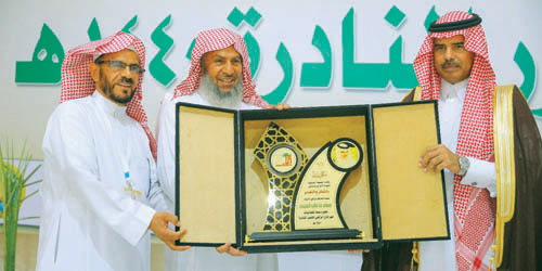  رئيس الجمعية يُكرم المحافظ