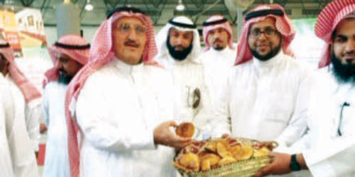   الصوينع يتذوق منتجات الأسر المنتجة