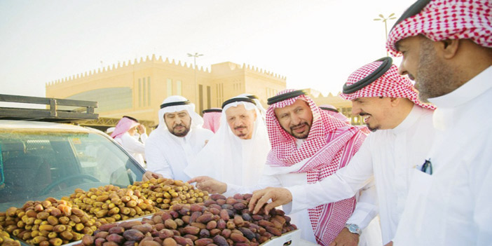   جانب من الجولة في مهرجان التمور