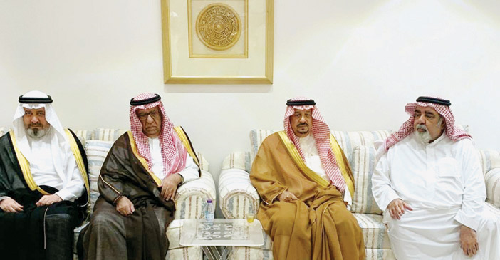  أمير منطقة الرياض خلال زيارته معزيا في وفاة حمود الرشيد