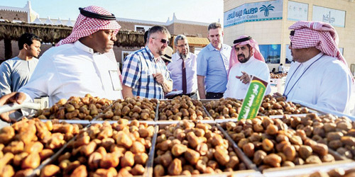 وفد بلجيكي يزور مهرجان موسم عنيزة للتمور 