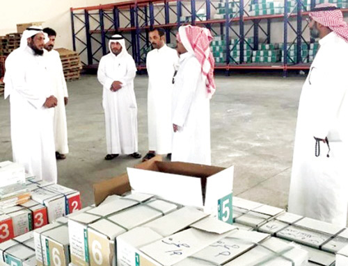  الحسياني أثناء زيارته المستودعات