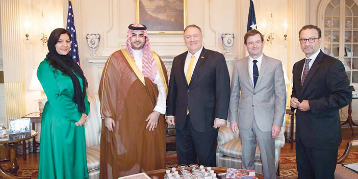   الأمير خالد بن سلمان خلال لقائه بومبيو  وتبدو سفيرة خادم الحرمين الشريفين الأميرة ريما بنت بندر