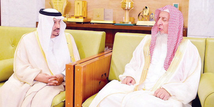   الأمير فيصل بن بندر خلال استقباله سماحة المفتي