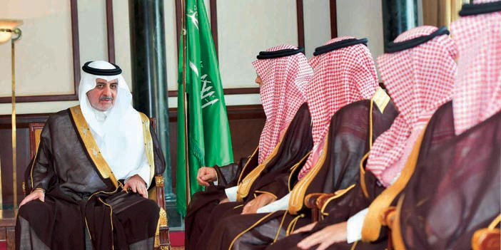   أمير منطقة تبوك خلال استقباله أبناء الفاخري