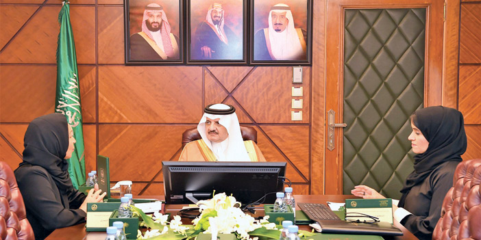  الأمير سعود بن نايف خلال استقباله لولوة الشمري ومنيرة المهاشير