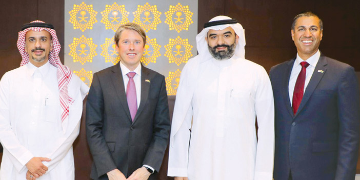  وزير الاتصالات يلتقي وفدا من هيئة الاتصالات الفيدرالية الأمريكية