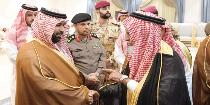  أمير منطقة جازان بالنيابة خلال لقائه المواطنين