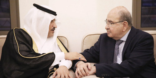  الأمير خالد بن فيصل مقدِّماً واجب العزاء للمصري