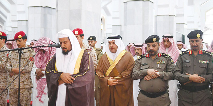  المحافظ وجموع المصلين يؤدون صلاة الميت على الشهيد