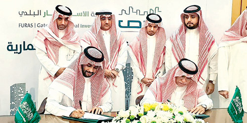  وزير الشؤون البلدية والقروية والمهندس عصام المُلا لحظة توقيع الاتفاقية