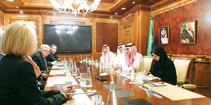  الجبير خلال استقباله عضوي مجلس الشيوخ الأمريكي