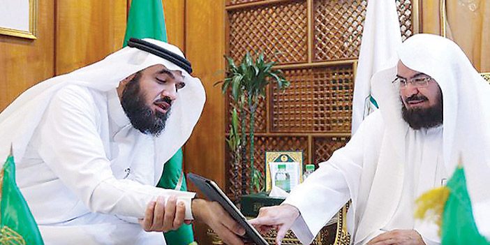  السديس مدشِّناً متحف معالم المسجد الحرام