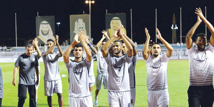  لاعبو الطائي يحتفلون بالفوز