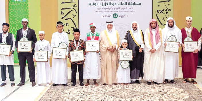  الأمير خالد الفيصل مع الفائزين