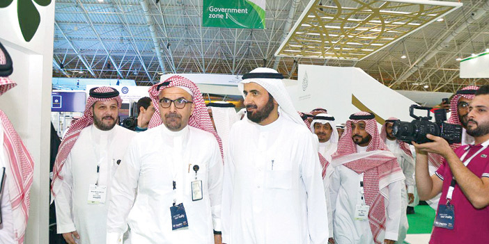  وزير الصحة خلال زيارته جناح المدينة في ملتقى الصحة العالمي