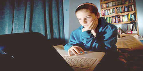 تصفح الشبكات الاجتماعية لأكثر من 3 ساعات يهدد عقول المراهقين 