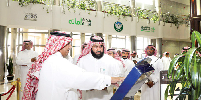  أمين منطقة الرياض يطلع على أعمال المركز