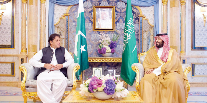  ولي العهد خلال اجتماعه مع رئيس الوزراء الباكستاني