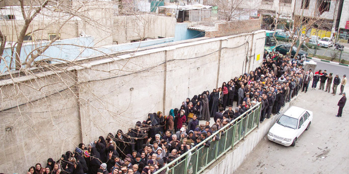  آلاف الفقراء الإيرانيين يصطفون لتلقي إمدادات غذائية في جنوب طهران
