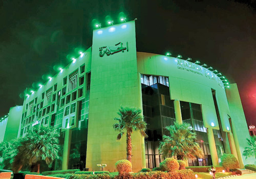  مبنى مؤسسة الجزيرة الصحفية مرتديًا اللون الأخضر
