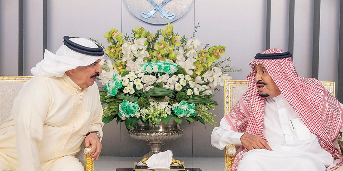  خادم الحرمين الشريفين خلال لقائه ملك البحرين