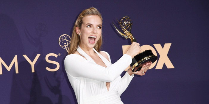  جودي كومر تحمل جائزة إيمي عن دورها في «قتل إيف»