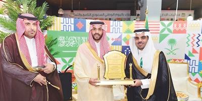 نائب أمير منطقة حائل يكرم شركة عبد الله العثيم للاستثمار 