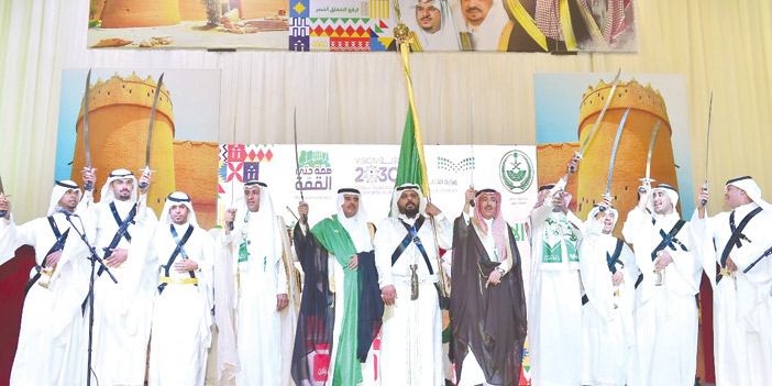  المحافظ يؤدي العرضة السعودية