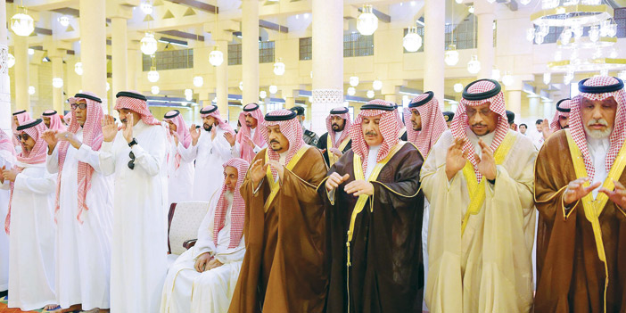 أمير منطقة الرياض يؤدي صلاة الميت على والدة الأميرة فاطمة بنت مساعد 
