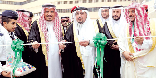   سمو أمير القصيم خلال افتتاحه معرض اليوم الوطني