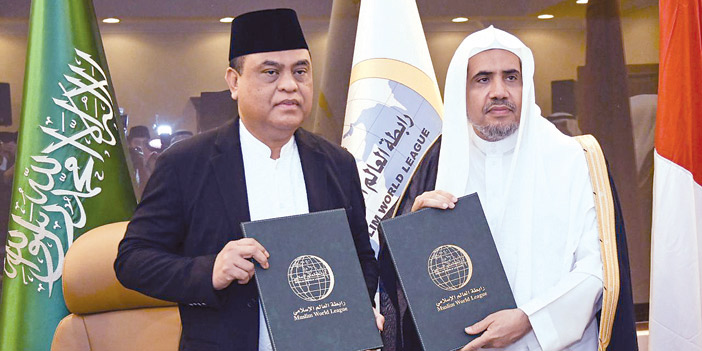 د. العيسى يوقِّع الاتفاقية مع وزير الخدمة المدنية والإصلاح الإندونيسي