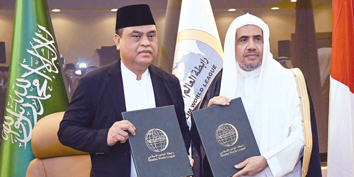  د. العيسى يوقِّع الاتفاقية مع وزير الخدمة المدنية والإصلاح الإندونيسي