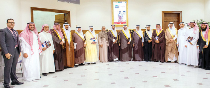  لقطة جماعية لرئيس وأعضاء أعمال جمعية الناشرين السعوديين مع سموه