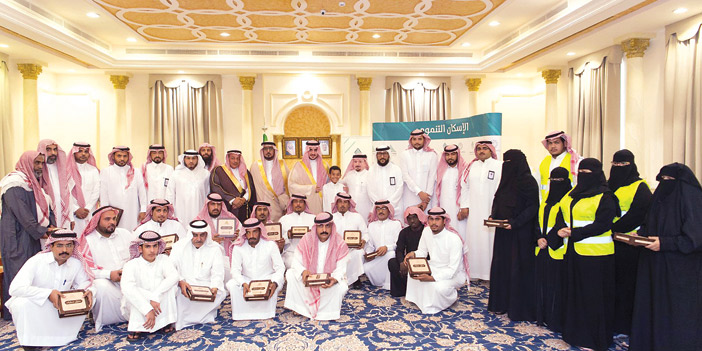  سمو أمير منطقة الجوف خلال توزيع منح سكنية لعدد من المواطنين في المنطقة