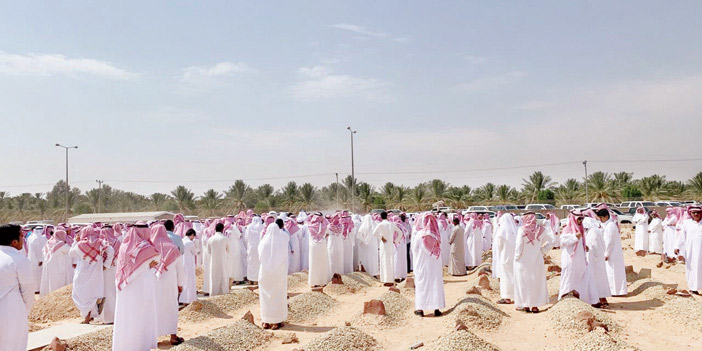  جانب من دفن الجثمان بمقبرة البكيرية