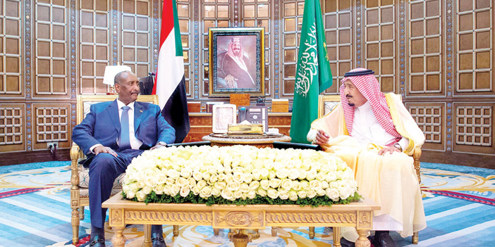  خادم الحرمين خلال مباحثاته مع رئيس مجلس السيادة السوداني ورئيس الوزراء