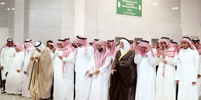أمير منطقة مكة المكرمة يؤدي صلاة الميت على والدة الأمير بندر بن سلطان 