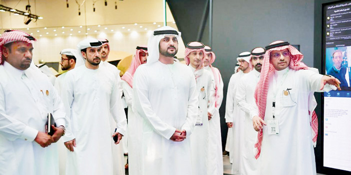  نائب حاكم دبي خلال زيارته جناح الداخلية