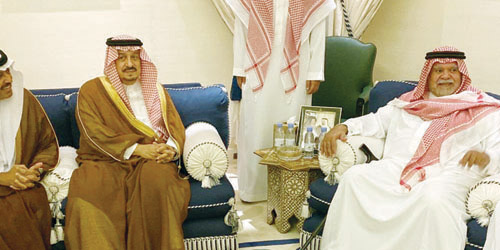 أمير منطقة الرياض يعزي الأمير بندر بن سلطان في وفاة والدته 