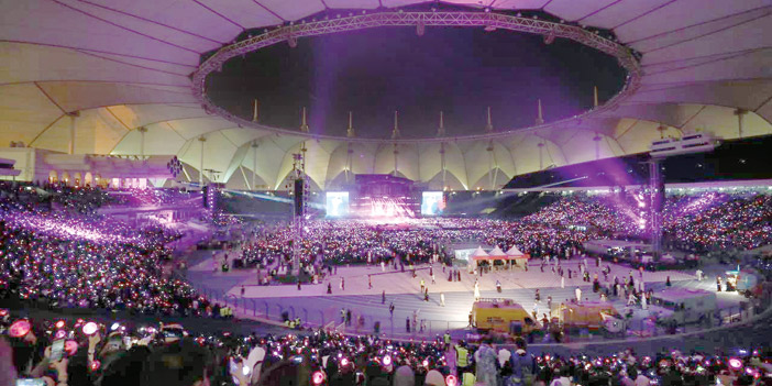 عشرات الآلاف حضروا حفل فرقة Bts في الرياض