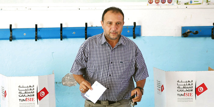  مواطن تونسي يدلي بصوته في الانتخابات الرئاسية التونسية