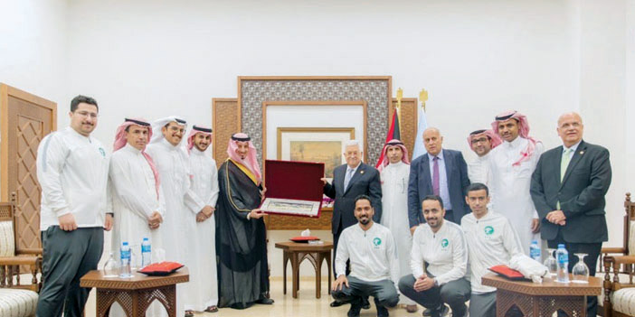  الرئيس الفلسطيني يقدم درعا تذكارية لرئيس اتحاد الكرة السعودي