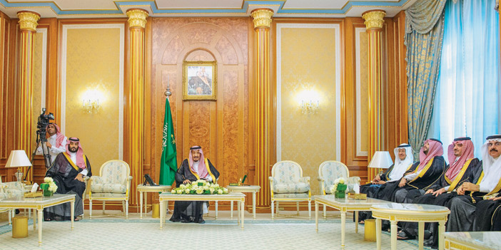  خادم الحرمين وإلى جواره ولي العهد خلال تأدية الأمير سلطان بن أحمد القسم