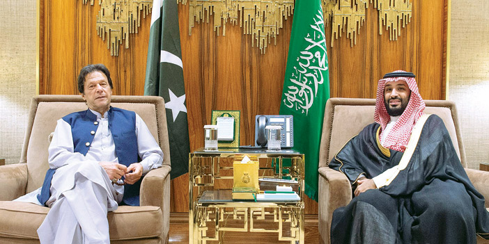  ولي العهد خلال اجتماعه مع رئيس الوزراء الباكستاني