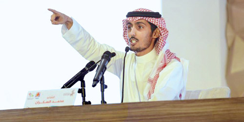  الشاعر محمد السكران خلال الأمسية