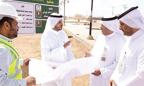  الأمين خلال تفقده أحد المشاريع