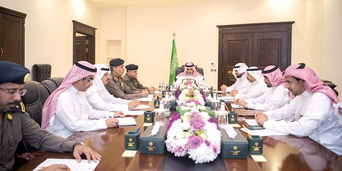 أمير منطقة الجوف في اجتماعه بعدد من المسؤولين