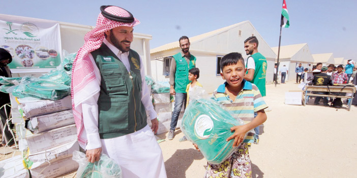  جانب من توزيع الحقائب المدرسة في الزعتري