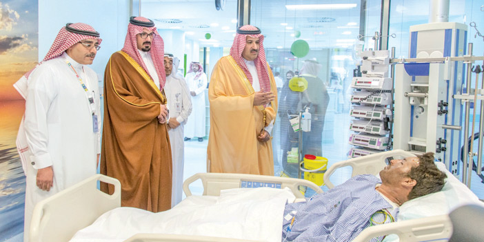  أمير المدينة المنورة ونائبه يزوران المصابين